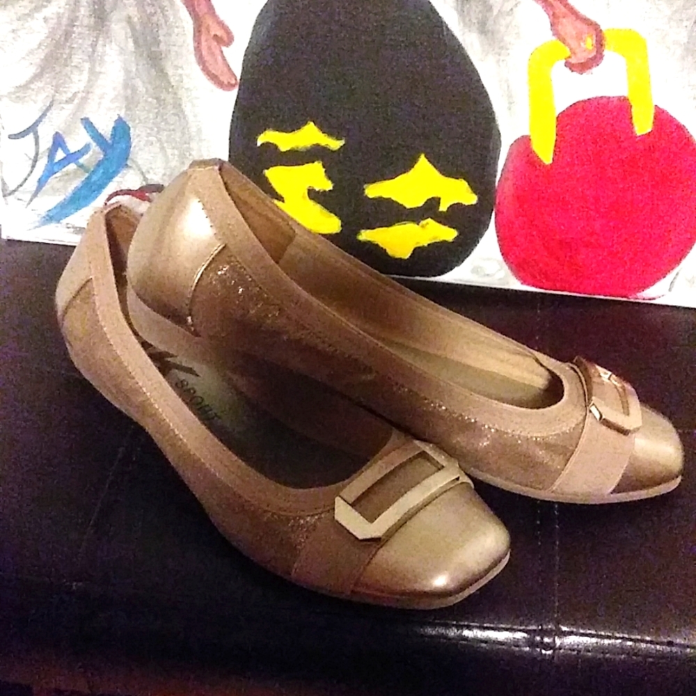 Anne Klein Sport size 9 Tan or Cream Color